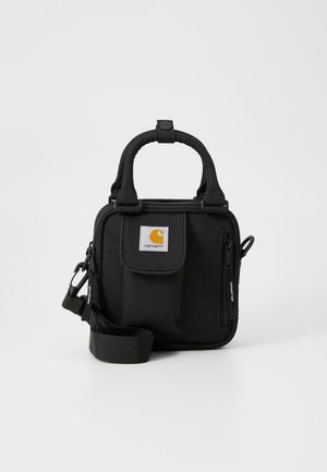 Bolso de hombro compacto negro Carhartt con asas superiores, bolsillo delantero con solapa, bolsillo lateral con cremallera y correa ajustable sobre fondo blanco.