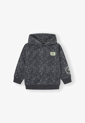Sudadera negra con patrón salpicado blanco, bolsillo frontal y puños acanalados. Presenta una etiqueta "MOTOR COOL" en el pecho y acentos en verde neón.