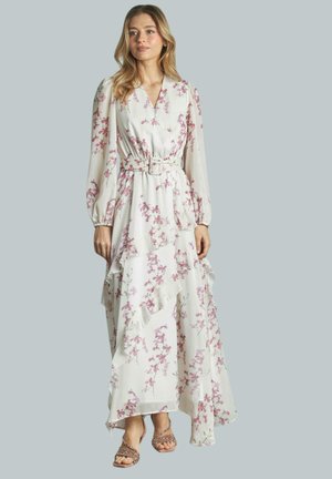 Lungo abito bianco con motivo floreale rosa, orlo arricciato e scollatura a V. Presenta maniche lunghe e una vita cinturata per una silhouette definita.