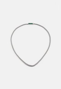 Colar de corrente prateada com um design plano e trançado. Apresenta um destaque retangular verde, refletindo a luz com uma textura suave.