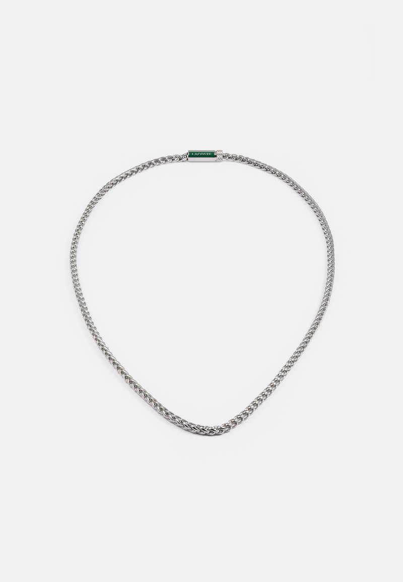 Colar de corrente prateada com um design plano e trançado. Apresenta um destaque retangular verde, refletindo a luz com uma textura suave.