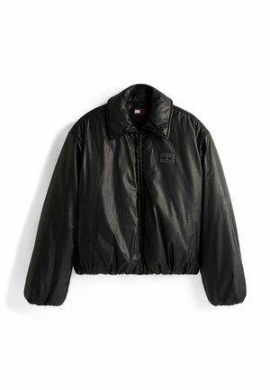 Giacca nera corta realizzata in materiale lucido, con un grande colletto, chiusura frontale con zip, polsini elastici e una patch con logo sul lato sinistro del petto.