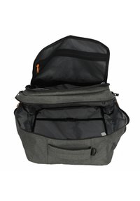 Bolsa de tela gris con apertura en la parte superior, interior acolchado, bolsillo de malla y tirador de cremallera naranja. Cuenta con un asa lateral y una correa ajustable.
