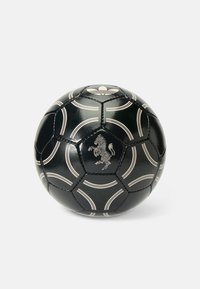 Sort fodbold med hvid syning, der præsenterer et løveemblem og cirkulære mønstre, lavet af skinnende materiale, med et klassisk hexagonalt design.