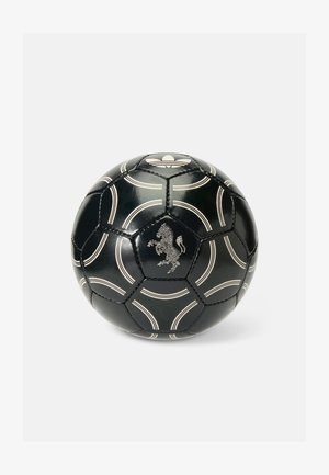 Čierny futbalový lopt s bielym šitím, s emblémom leva a kruhovými vzormi, vyrobený z lesklého materiálu, s klasickým hexagonálnym dizajnom.