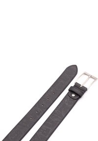 Szary skórzany pasek o teksturze, z metalową klamrą w kolorze srebrnym, pięcioma otworami i małym detalem serca na pasku.