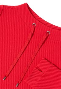 Roter, gerippter Pullover mit Kapuze, der passende Kordelzüge und eine Vorderfronttasche aufweist. Die Struktur ist gemustert, um zusätzliches visuelles Interesse zu schaffen.