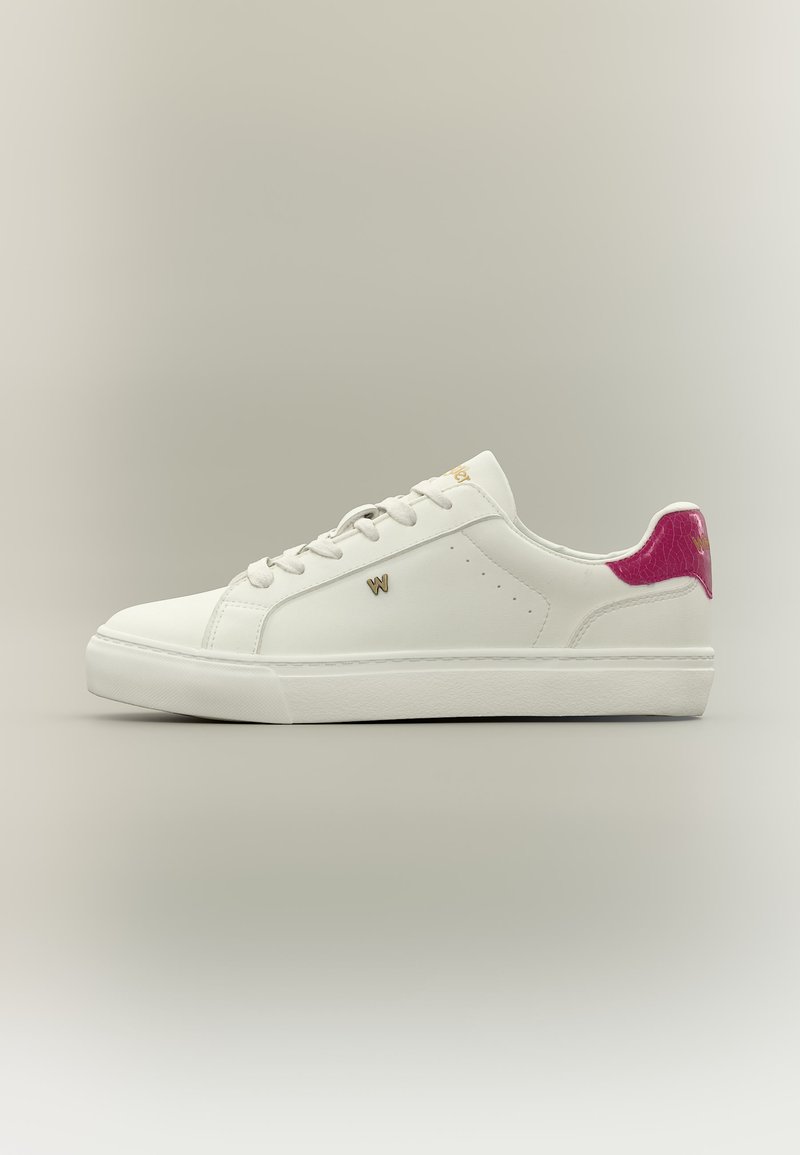 Baskets basses blanches avec lacets blancs, logo "W" doré sur le côté, et languette de talon texturée rose vif sur fond uni.