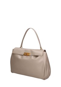 Borsa a mano in pelle beige con forma strutturata, cima piatta e manico singolo. Presenta una chiusura in tono oro e una superficie liscia.
