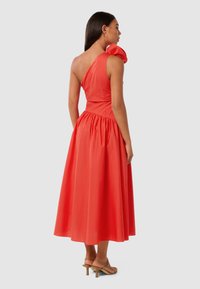 Forever New JOSEFINA ONE SHOULDER ROSE MIDI - Cocktailkleid/festliches Kleid - flame scarlet