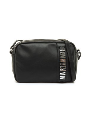 Schwarze Umhängetasche aus synthetischem Leder in rechteckiger Form, mit silbernem Logoakzent und verstellbarem Riemen. Glatte Textur mit Reißverschluss.