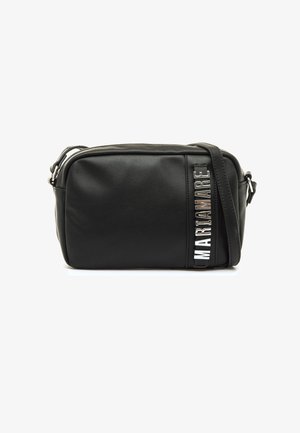 Borsa a tracolla nera in pelle sintetica, forma rettangolare, con un logo argentato e tracolla regolabile. Texture liscia con chiusura a zip.