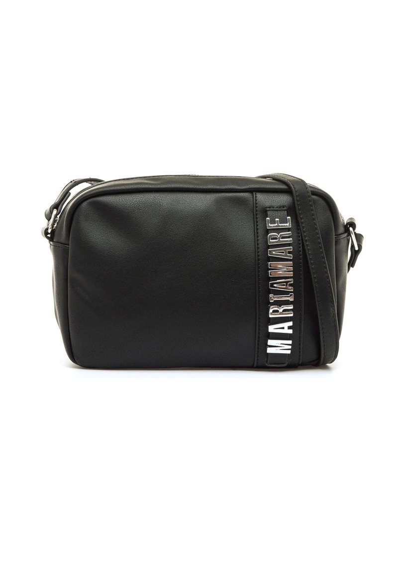 Schwarze Umhängetasche aus synthetischem Leder in rechteckiger Form, mit silbernem Logoakzent und verstellbarem Riemen. Glatte Textur mit Reißverschluss.