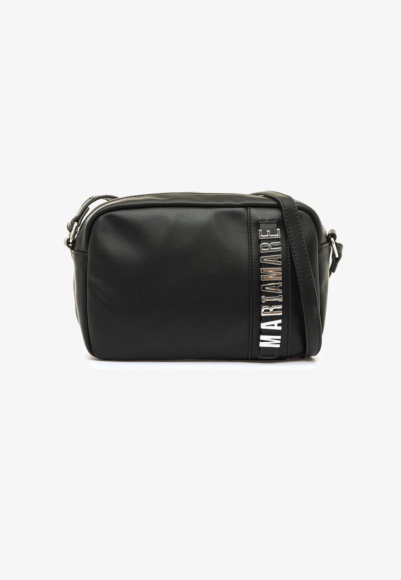 Schwarze Umhängetasche aus synthetischem Leder in rechteckiger Form, mit silbernem Logoakzent und verstellbarem Riemen. Glatte Textur mit Reißverschluss.