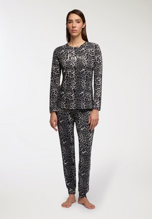 Set di pigiama in stampa leopardata nelle tonalità di grigio e nero. La maglietta a maniche lunghe presenta la parola "Love" in caratteri bianchi. Pantaloni elasticizzati con polsini.