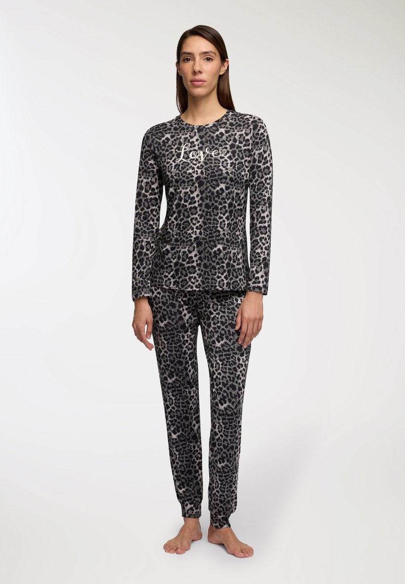 Set di pigiama in stampa leopardata nelle tonalità di grigio e nero. La maglietta a maniche lunghe presenta la parola "Love" in caratteri bianchi. Pantaloni elasticizzati con polsini.