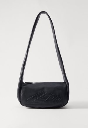 Borsa a spalla in pelle nera con una lunga tracolla curva, caratterizzata da dettagli con logo impresso e chiusura zip nella parte superiore. Texture liscia.