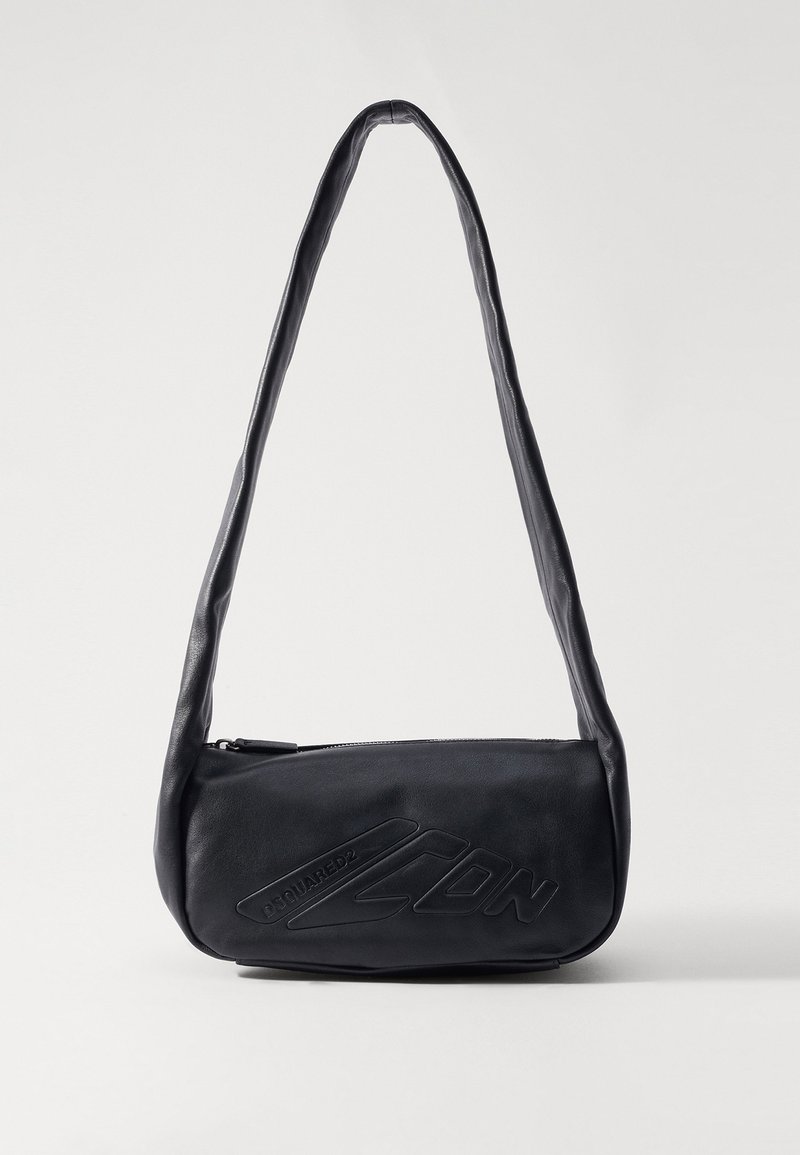 Must väljas nahkristu kott, mis on varustatud pika, kumerusega rihmaga, kaunistatud reljeefse logoga ja pealt lukustatava sulguriga. Sile tekstuur.