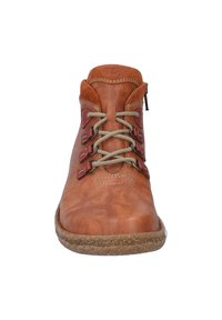 Hnědá kožená kotníková bota s výrazným šněrováním, červenými kovovými akcenty, prošíváním a texturovanou podrážkou. Zip na boční straně.