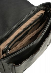 Borsa nera in pelle con chiusura a zip, dotata di numerose tasche interne foderate in tessuto marrone. Esterno texture con finiture lisce.