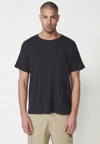 SHORT-SLEEVED - Lihtne T-särk - black