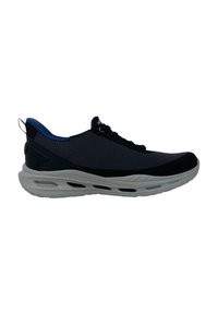 Scarpa sportiva nera e grigia con parte superiore in mesh, suola bianca spessa e dettagli blu. Presenta un manico sul tallone e un design con lacci.