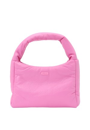 Różowa pikowana torebka z grubym uchwytem i subtelnym logo FILA umieszczonym na środku przodu, przedstawiona na białym tle.