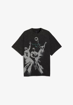 Camiseta negra de gran tamaño, con una textura desgastada y un diseño gráfico de tres figuras alcanzando un balón de baloncesto, con el texto "No lo hagas."