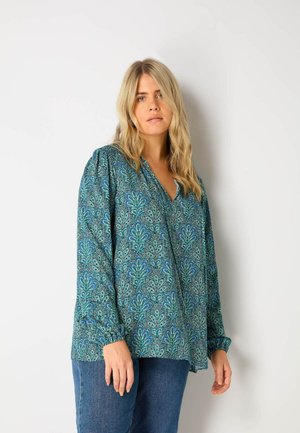 Blusa morbida in fantasia floreale blu e verde, con scollatura a V e maniche lunghe gatherate. Tessuto morbido con design testurizzato.