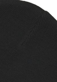 Zwarte gebreide beanie met een gestructureerd oppervlak, met een close-upweergave die subtiele stofpatronen en een gladde afwerking toont.