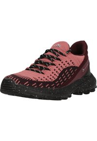 Chaussure de sport en maille rose et bordeaux avec une semelle noire tachetée. Présente un design texturé et des lacets noirs avec des accents réfléchissants.