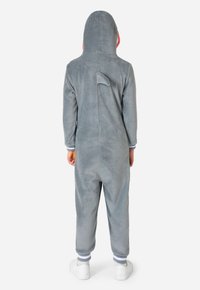 Grijze fleece onesie met een capuchon, voorzien van een rugvin-detail, met boorden bij de mouwen en elastische enkels, ontworpen voor comfort en warmte.