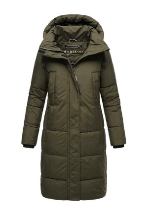 Olivengrüner gepolsterter Mantel mit hohem Kragen, vorderem Reißverschluss und zwei vorderen Taschen. Verfügt über gestickte Einsätze und eine verstellbare Kapuze.