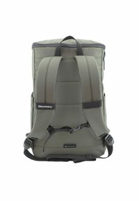 Mochila verde con correas acolchadas, parte superior con cremallera y bolsillo frontal. Fabricada con materiales reciclados, presenta una forma rectangular y un detalle de logo.