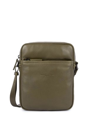 Borsa a tracolla quadrata in pelle verde oliva con tasca frontale con cerniera, tracolla regolabile e logo Lancaster Paris in rilievo sul davanti.