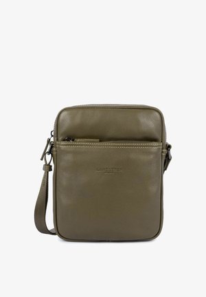 Vierkante olijfgroene leren crossbodytas met voorvak met ritssluiting, verstelbare riem en geperst Lancaster Paris-logo aan de voorkant.