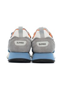 Scarpe da ginnastica grigie e blu con una combinazione di suede e tessuto, dettagli arancioni, suola spessa e un logo sul tallone.