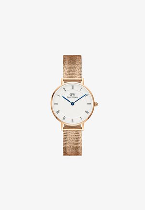 Runde Uhr mit Zifferblatt in Weiß, römischen Ziffern, blauen Zeigern und einem roségoldenen Mesh-Armband. Minimalistisches Design mit polierter Oberfläche.