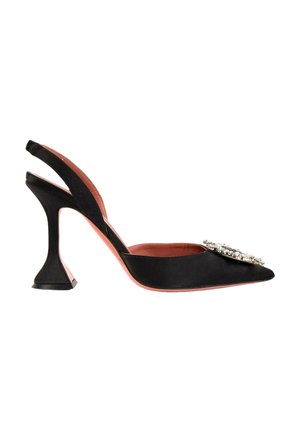 Chaussure à talon haut slingback en satin noir avec bout pointu et boucle argentée ornée à l'avant, doublure intérieure rose et talon évasé.