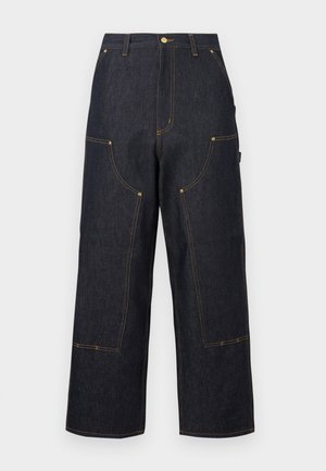 Pantalon en jean bleu foncé à jambes larges avec plusieurs poches avant, coutures contrastées orange et fermeture à bouton à la taille.