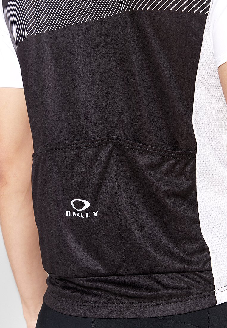 Schwarzes Sporttrikot mit weißem Logo, strukturiertem Stoff, gestreiftem Muster im oberen Bereich und einer hinteren Tasche zur Aufbewahrung.