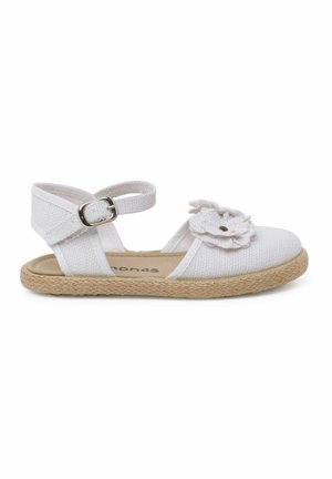 Sandale espadrille blanche avec une tige en tissu texturé, une lanière de cheville et un ornement floral décoratif au niveau des orteils. Semelle extérieure en jute.