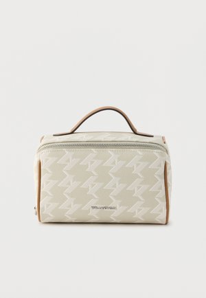 Béžová obdĺžniková kozmetická taška s rukoväťou, zipsom a jemným geometrickým vzorom, so značkou "Karl Lagerfeld" na prednej strane.