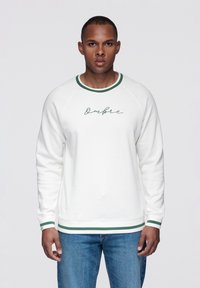 Vit sweatshirt med gröna detaljer och krage. Har en skriptlogga "Ombre" på bröstet samt ribbade muddar och fåll.