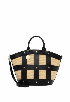 Austa šiaudų rankinė su juodos odos apvadais, rankenomis ir kryžminiu raštu, pabrėžtu sidabro spalvos vinukais bei apvali metalo prekės ženklo etikete.