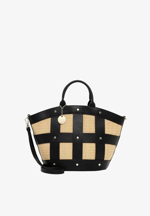 Borsa tote in paglia intrecciata con rifiniture in pelle nera, manici e motivo a croce evidenziati da borchie argentate e una targhetta rotonda del marchio in metallo.