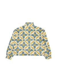 Polarowy sweter z wysokim kołnierzem, zdobiony geometrycznym wzorem w niebieskim, żółtym i kremowym kolorze, o teksturowanej, miękkiej powierzchni i elastycznych mankietach.