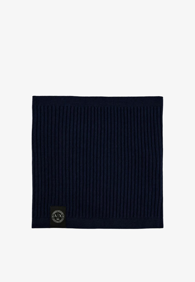 Tour de cou en maille côtelée bleu foncé avec une petite étiquette noire rectangulaire montrant un logo rond avec du texte et "A|X" au centre.