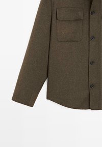 Braune Wollhemdjacke mit einer Brusttasche, fünf schwarzen Knöpfen sowie geradem Saum und Ärmelabschluss. Weiche Textur und warme Farbgebung.