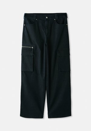 Crne cargo hlače s ravnim krojem, koje sadrže dva velika bočna džepa, zatvaranje na patentni zatvarač i standardni pojas. Izrađene od izdržljivog materijala.